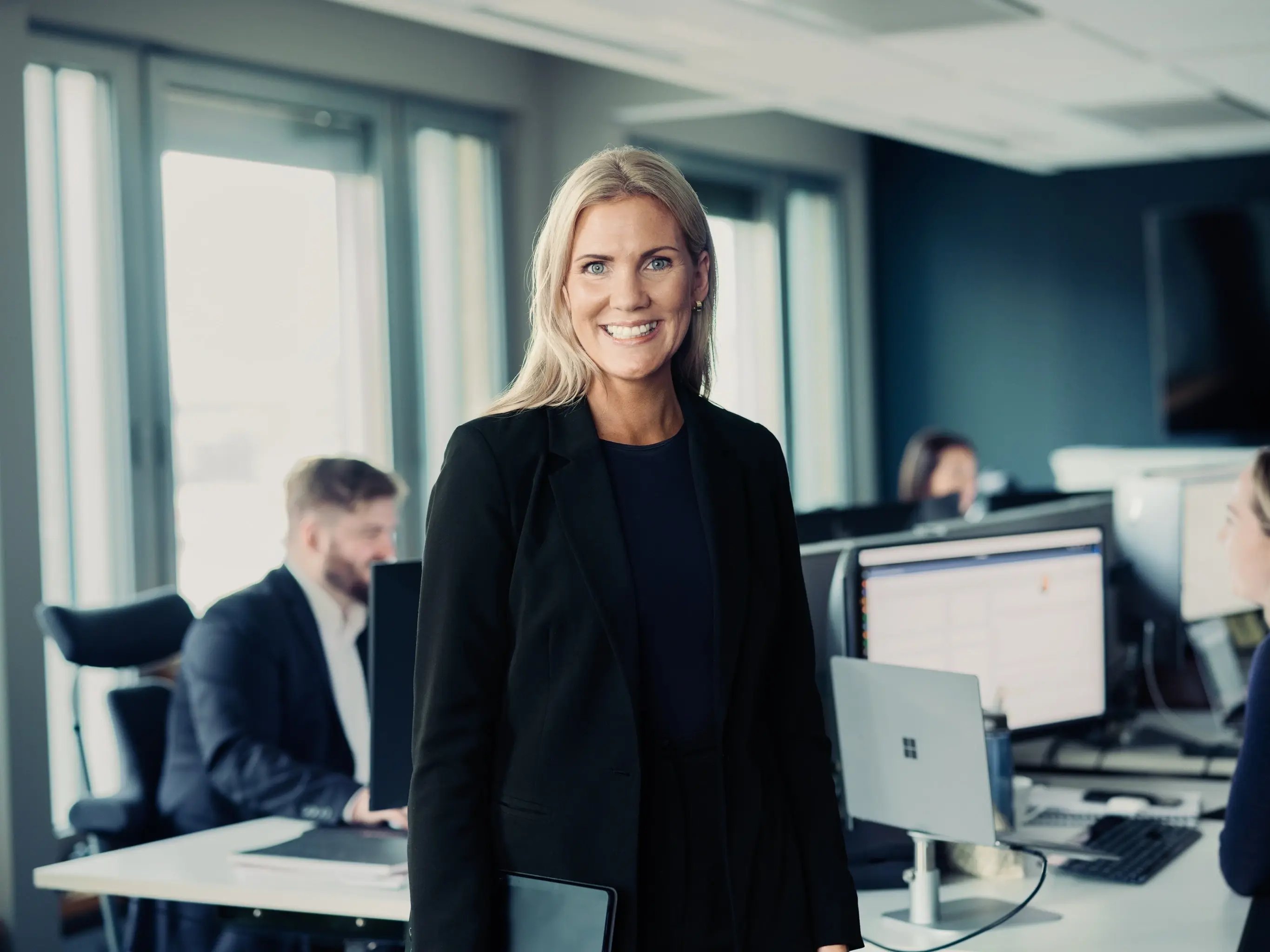 Anita foran kontorlandskapet